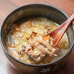 寒い日にも嬉しい心温まる一杯。じっくり煮込んだモツ煮は、お酒のアテとしても最高の一品です◎