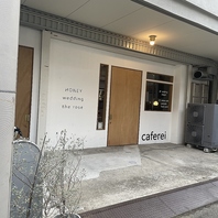 大きな木の扉が目印。裏路地にひっそりと佇むカフェ