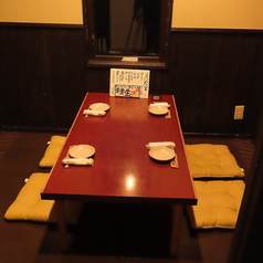 全7卓（28席）をご用意。掘りごたつ席（4名×2）と座敷（4名×2、6名×1）は繋げられ、最大18名様の会社宴会や同窓会にも対応可能です。掘りごたつ個室（6名）は接待にも最適。テーブル席（4名）もあり、女子会や気軽な飲み会など幅広いシーンでご利用いただけます。