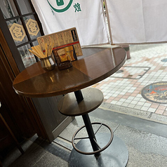 店舗入り口にあるスタンド席は、ちょっと一杯だけ飲んで帰りたい時や、待ち合わせまでの短い時間にもぴったりです◎お一人様でも気兼ねなく立ち寄れる開放的な空間で、活気ある大衆酒場の雰囲気を存分に味わえます。お仕事帰りにリフレッシュしたい時は、ぜひお気軽にお立ち寄りください。
