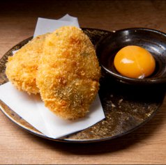 卵黄を絡めて食べる 自家製すき焼きコロッケ