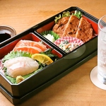 サク飲みセットは、刺身とお肉を楽しめるお手軽メニューで、お一人で飲みたい時にもぴったりです。