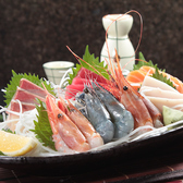 新鮮な海の幸を心ゆくまでお楽しみいただくために、相性抜群のお酒を厳選しました。瑞々しい刺身には、すっきりとした辛口の日本酒を。香ばしい焼き魚には、奥深い味わいの焼酎を。海鮮の旨味を最大限に引き立てる、多様なラインナップをご用意しております。お客様の好みに合う一杯が、きっと見つかるはずです。