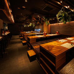 【1Fお座敷】最大45名様までご利用いただける広々としたお座敷席は、大型宴会や少人数の集まりにぴったりな空間◎和の趣を感じる落ち着いた雰囲気の中で、足を伸ばしてリラックスできるので、長時間の滞在も快適です♪いつもここは賑わっております！