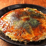 看板メニューは広島名物、お好み焼き。地元にも愛される納得の味をぜひ大手町で！ランチ営業もあり。