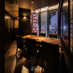 ［4～6名様］大きな窓からネオンが広がる扉付き個室。都会の喧騒を忘れながらゆっくりと食事を愉しめます。友人同士の集まりや会社帰りの飲み会、ちょっとしたお祝いにも最適で、肩肘張らずに寛げます。