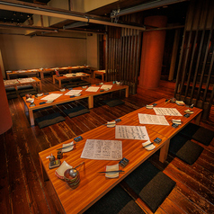 【2F大座敷】最大60名様迄の広々空間。大人数でのご宴会など、様々なシーンでご利用くださいませ。お得なコースも5500円～ご用意致しております。周囲を気にせず、心ゆくまでご友人やお客様との会話をお楽しみください。