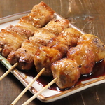 炭火で丁寧に焼き上げた串物は、外は香ばしく中は肉汁溢れるジューシーな仕上がりになっております！