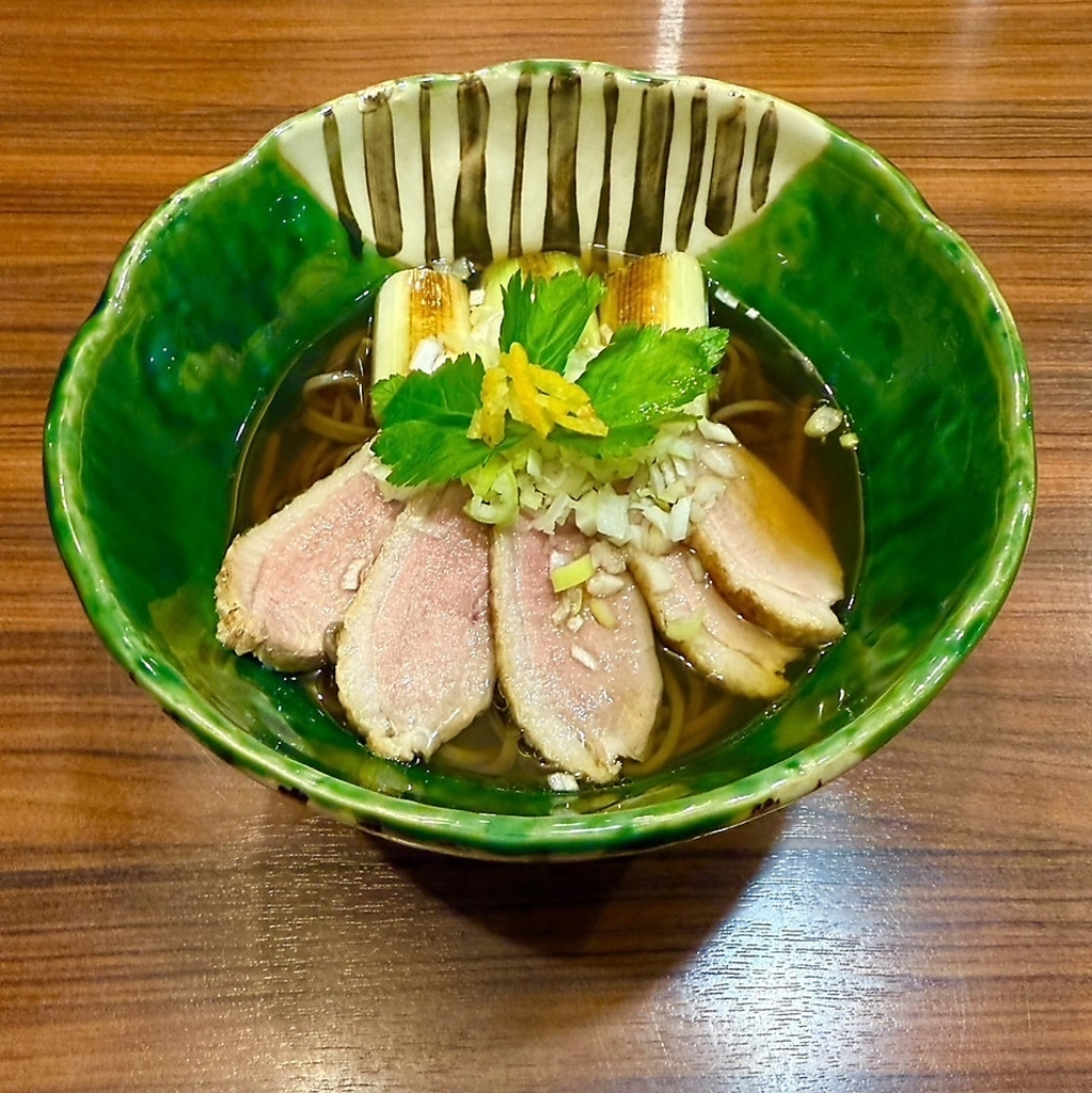 〆の一品として人気の鴨蕎麦。風味豊かな出汁と柔らかな鴨肉の旨みが口いっぱいに広がります♪