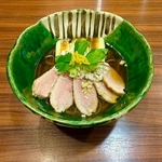 〆の一品として人気の鴨蕎麦。風味豊かな出汁と柔らかな鴨肉の旨みが口いっぱいに広がります♪