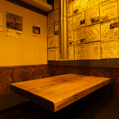 サインがずらりと並ぶ壁際の席は、会話のきっかけになること間違いなし♪思い出に残る楽しいひとときをどうぞ当店でお過ごしくださいませ!