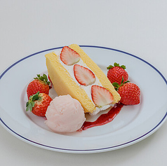 【フルーツサンド】苺のクリームサンドケーキ