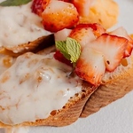 季節のフルーツを添えたデザート。甘さ控えめで口当たりも良く、お食事の締めくくりに最適です。