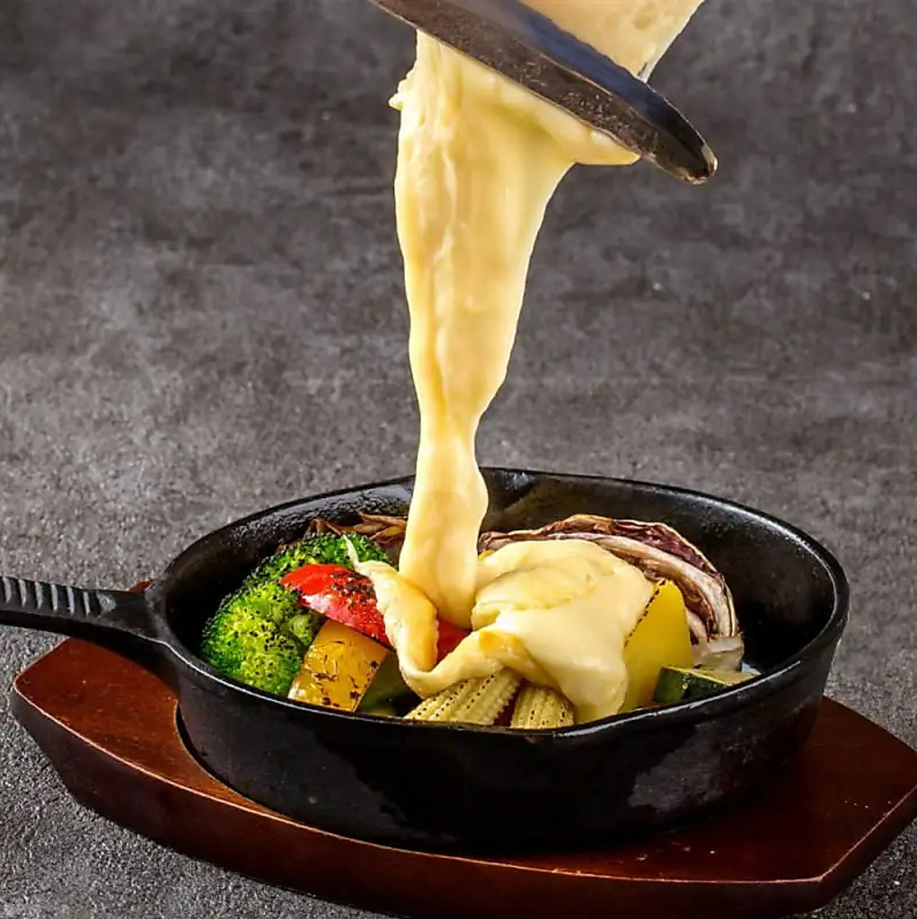 花畑牧場から仕入れたとろけるラクレットチーズは濃厚で美味♪前4種類からお選び下さい。