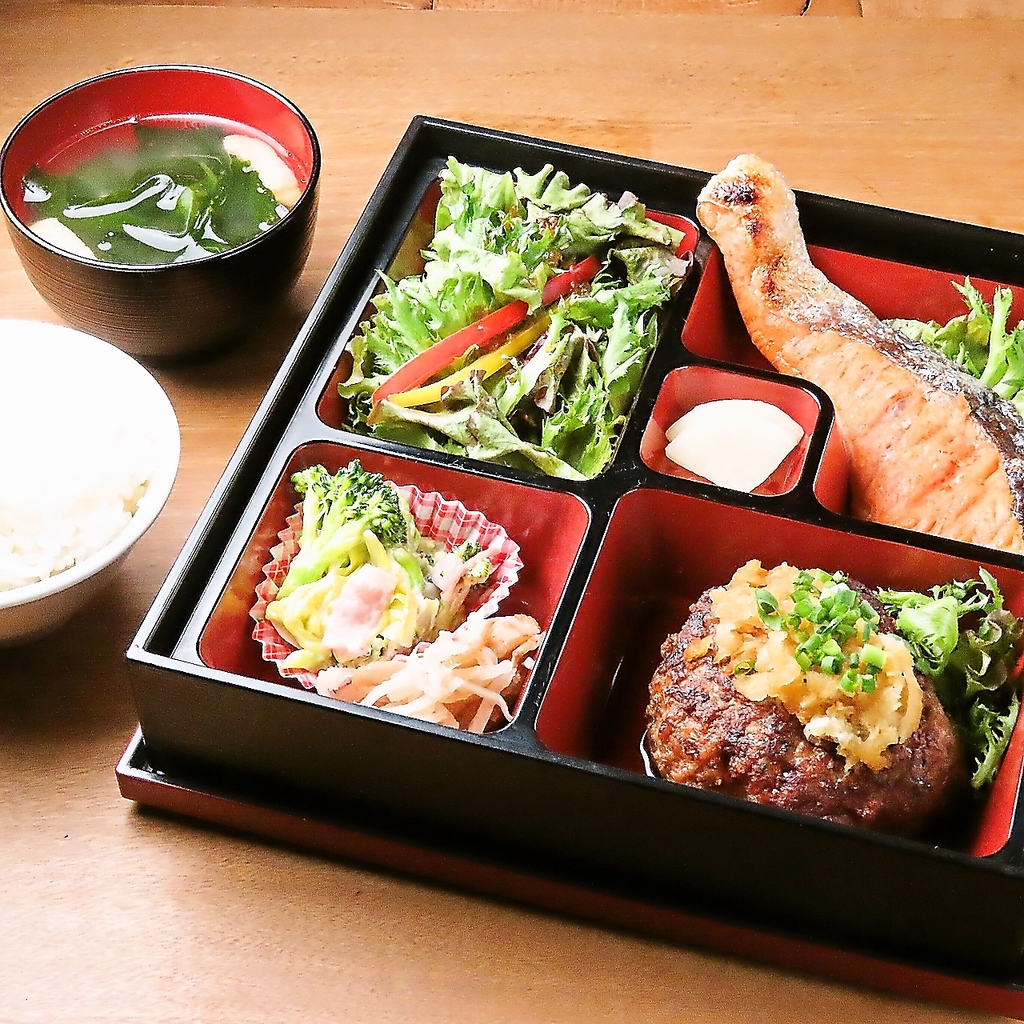 日替わり箱膳はAコース（1000円）とBコース（1500円）から選べ、両コースともご飯おかわり自由◎