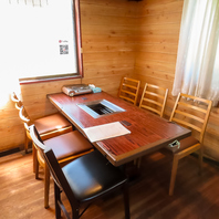 木の温もり溢れる店内で心安らぐひとときを♪