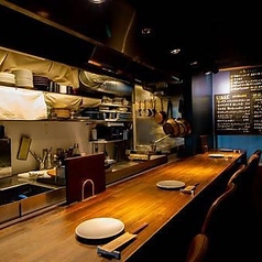 お一人様でのちょい飲みや、少人数での語らいに最適なカウンター席♪目の前で豪快に焼き上げる鉄板パフォーマンスを間近で見られる、まさに特等席です◎立ち昇る香りやジュウジュウと響く音など、五感のすべてを使ってお食事を楽しめます。職人の技を眺めながら、出来立ての熱々料理を堪能する贅沢なひと時をどうぞ。