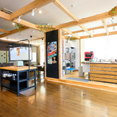 【バリエーション豊富なお席】開放的な店内にはグループでご利用しやすい広々したテーブル席やおひとり様でも立ち寄りやすいカウンター席、靴を脱いで寛げる小上がりの席などがございます！さらに個室の他に2名様で楽しむシアタールームも完備されており素敵な時間を過ごすごとができます。是非お気軽にお問合せください♪