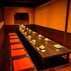 【大宴会場】大人数でも対応可能な大宴会場を完備しております。企業様や学生さんの大人数でのご宴会も安心してお任せください。会社宴会・歓送迎会・新年会・忘年会・同窓会など各種宴会にご活用いただけます。博多もつ鍋や馬刺しなど本格九州料理が楽しめる宴会コースも各種ご用意。幹事様のご要望にお応えします。