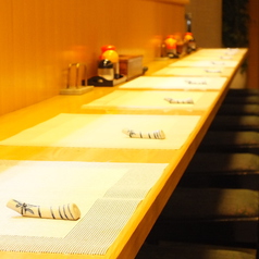 カウンターでも日本料理を楽しめます。雰囲気抜群の中で、新鮮なネタをどうぞ！