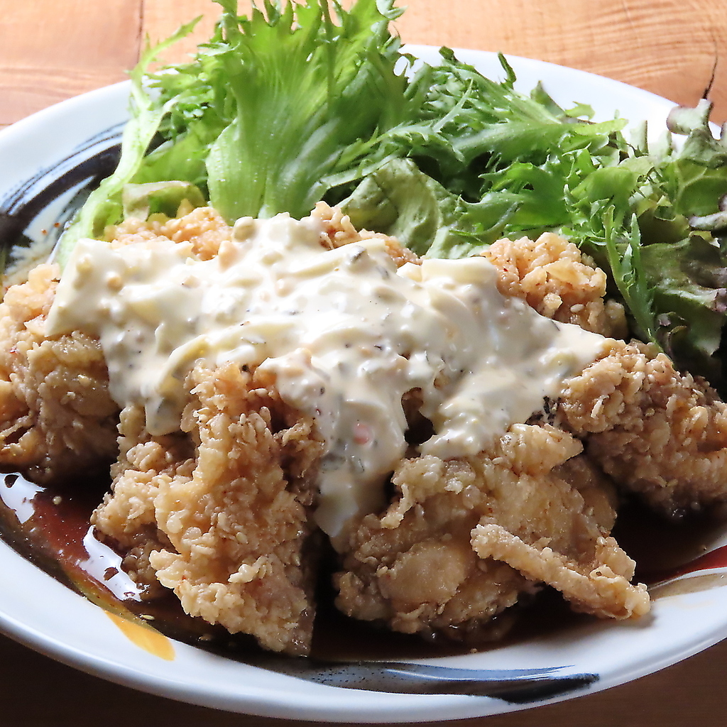 チキン南蛮などごはんにもお酒にもぴったりな一品料理を豊富に揃えています。ぜひお楽しみください！