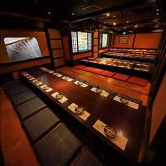 和の趣き溢れる店内は大人の為の落ち着いた雰囲気となっております。2名様~50名様までご利用可能な完全個室席は土浦での接待や女子会、合コンなど各種宴会に最適なプライベート個室空間♪お得な宴会コースプランもご予算に合わせて3000円~ご用意。誕生日や記念日にお得なサプライズ特典もご用意しております。