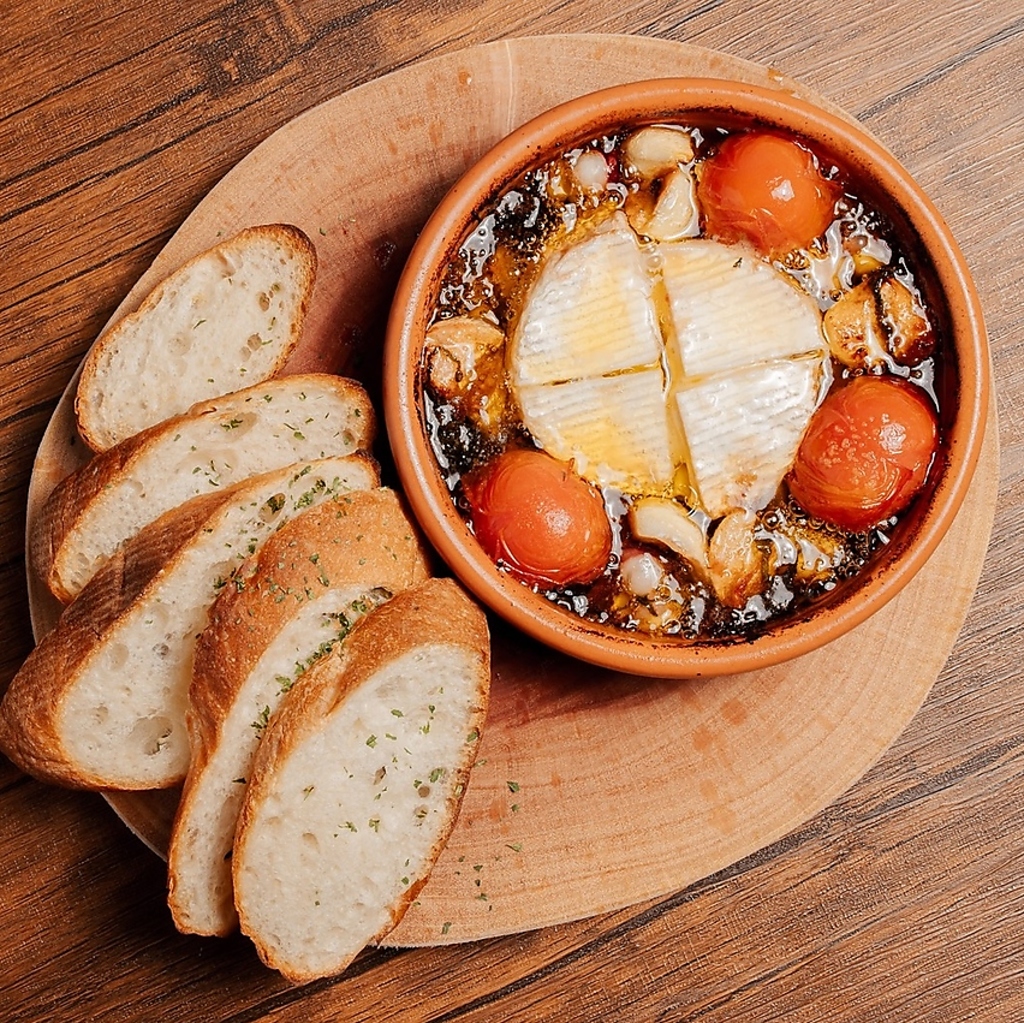 じっくりと火を通した芳醇な味わいのアヒージョ。バゲットを浸して最後の一滴までお楽しみください。