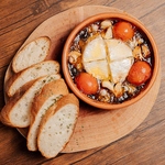 じっくりと火を通した芳醇な味わいのアヒージョ。バゲットを浸して最後の一滴までお楽しみください。