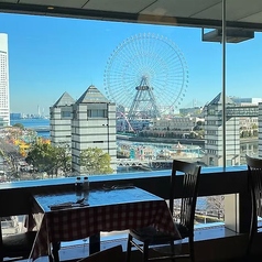 ランチタイムには見晴らしもよく、横浜の海を目の前にお食事をお楽しみいただけます。