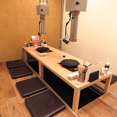 <4名様掘りごたつ席×3卓>足を伸ばしてごゆっくりとお寛ぎいただける掘りごたつ席を完備。ご家族やご友人との普段のご利用にいかがでしょうか。