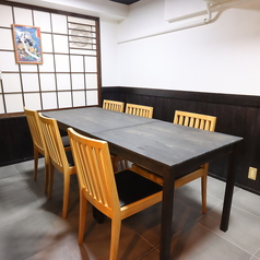 テーブル席は最大14名様までご利用いただけます。(※要予約)ご利用人数に応じてお席をご準備いたします。お気軽にご相談ください。