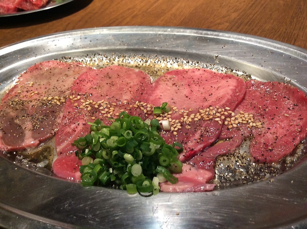 焼肉の王道！大人気メニューの上塩タン♪