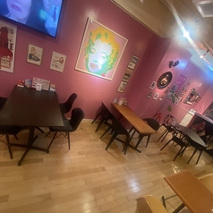 レトロなアメリカンダイナーは、デートにぴったりの場所です。温かみのある雰囲気の中、テーブル席でゆったりとした時間を過ごせます。美味しい料理を楽しみながら、会話を楽しんで下さい。ノスタルジックなインテリアが心を和ませ、特別なひとときを演出します。大切な人との思い出作りに、ぜひ訪れてみてください。