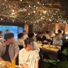 お洒落な幻想空間！2名～8名までOKのお席。くつろぎ空間。ナチュラルな雰囲気のインテリアで構成されていて、心が落ち着きます。