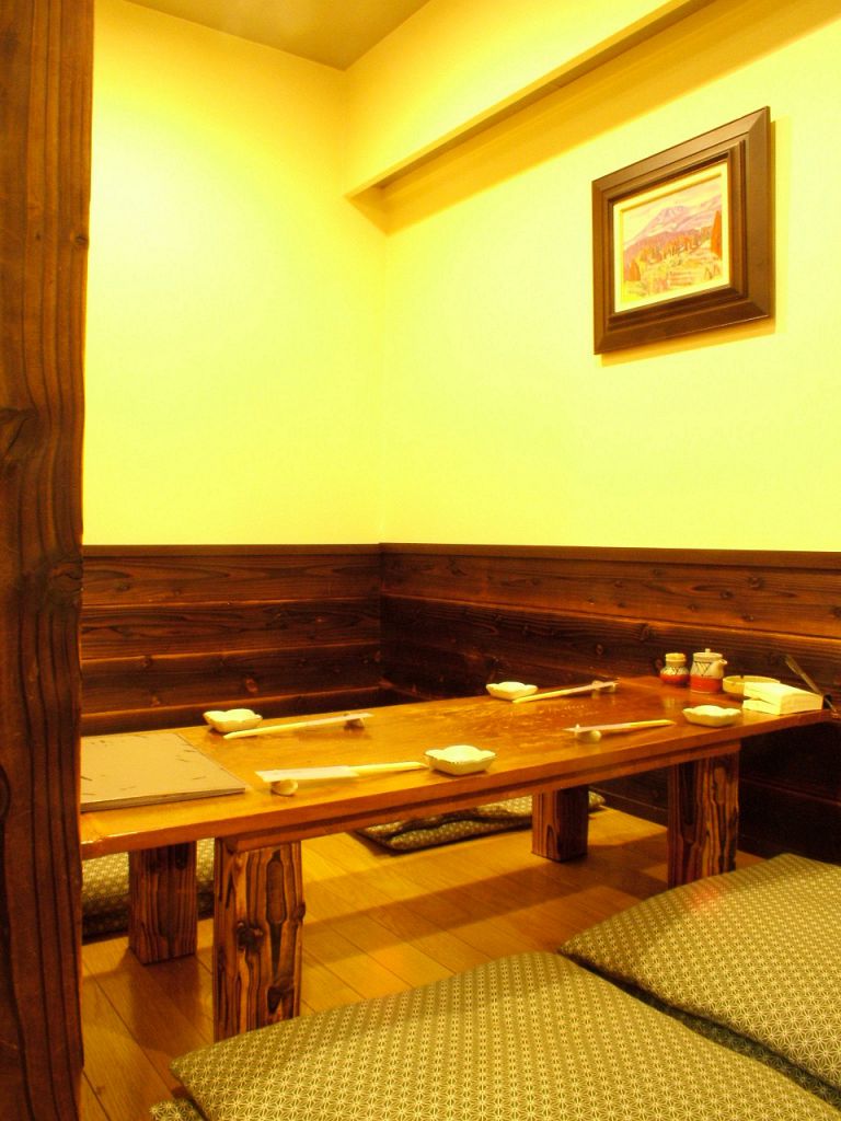 ゆったりとした小上がり席。人気の半個室風空間はひとつだけ！早めの予約が安心です