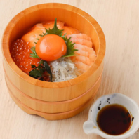 海鮮丼やお造りなど新鮮魚介を使用したメニューが豊富