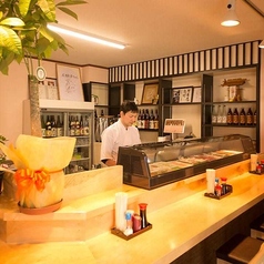 【1階】カウンター席（～8名様）。お一人様も歓迎！カウンターでは、店主との会話を楽しみながら新鮮な魚介料理をご満喫いただけます。料理に合うおすすめのお酒なら店主に尋ねるのが一番です！カウンターに座り、美酒を愉しもう。