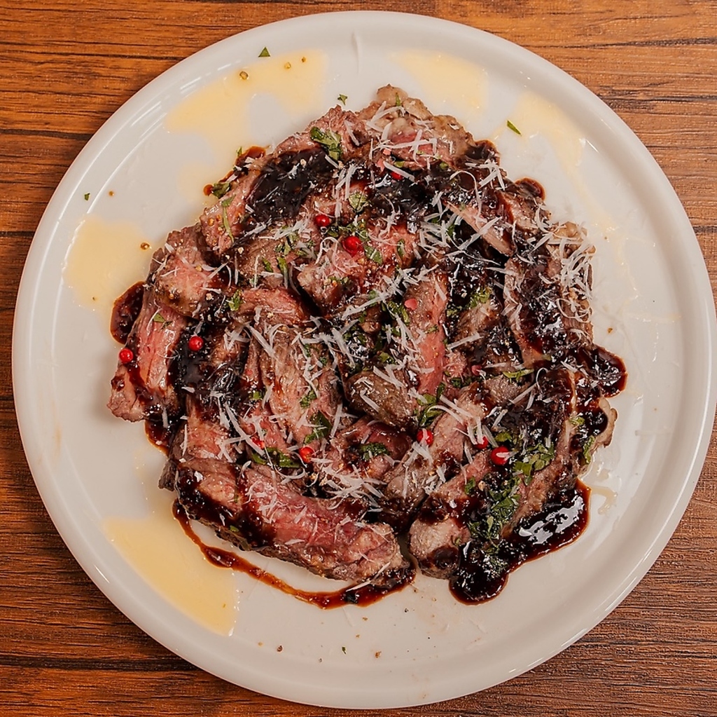 旨味を凝縮させたお肉料理は食べ応え十分。特製ソースとの相性も良く、お酒も進む逸品。