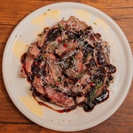 旨味を凝縮させたお肉料理は食べ応え十分。特製ソースとの相性も良く、お酒も進む逸品。