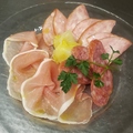 料理メニュー写真&nbsp;生ハムサラミ盛り合わせ