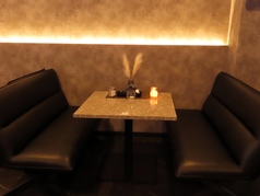 おしゃべりが弾む、ゆったり仕様の片側ソファ席。壁側の広々としたソファは、荷物を置いても窮屈にならず、長時間座っても疲れにくいと大好評です。美味しいお酒とお料理を囲みながら、時間を忘れて盛り上がりたい女子会や合コンにぴったり。居心地のよいリラックス空間で、笑顔あふれる素敵なひとときをお過ごしください。