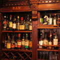 料理メニュー写真 100種類以上のお酒が並ぶバックバー