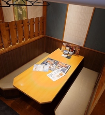 【2名様からご利用可能な半個室テーブル席】カップルのご利用にピッタリです！落ち着いた雰囲気の店内。その他にも、人数などに合わせてさまざまなお席をご用意しております♪友達や同僚との飲み会や接待、合コンにおすすめのお席も！