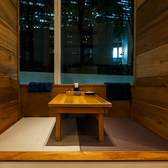 デートにぴったりのカップルシートもご用意。ムードある照明の下、クラフトビールを楽しみながら、二人の特別な時間をお過ごしいただけます♪