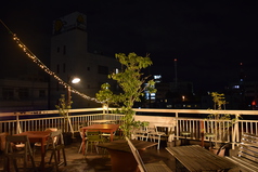 【ビアガーデン】4名様用テーブル席。お友達と、ご同僚と、ぜひ楽しいひとときをお過ごしください。