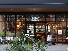 GREENSPRINGSの中庭に面した入口にはテラス席もご用意♪