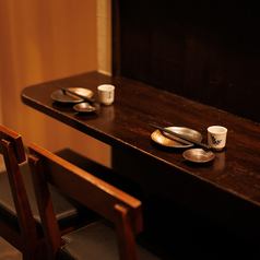 デートやサシ飲み、しっぽり飲むにもピッタリのカウンター席！こだわりの器と和の空気感が、料理もお酒もグッと引き立てます！居心地抜群で、いつもとちょっと違う、ちょっと良い時間を楽しめます！