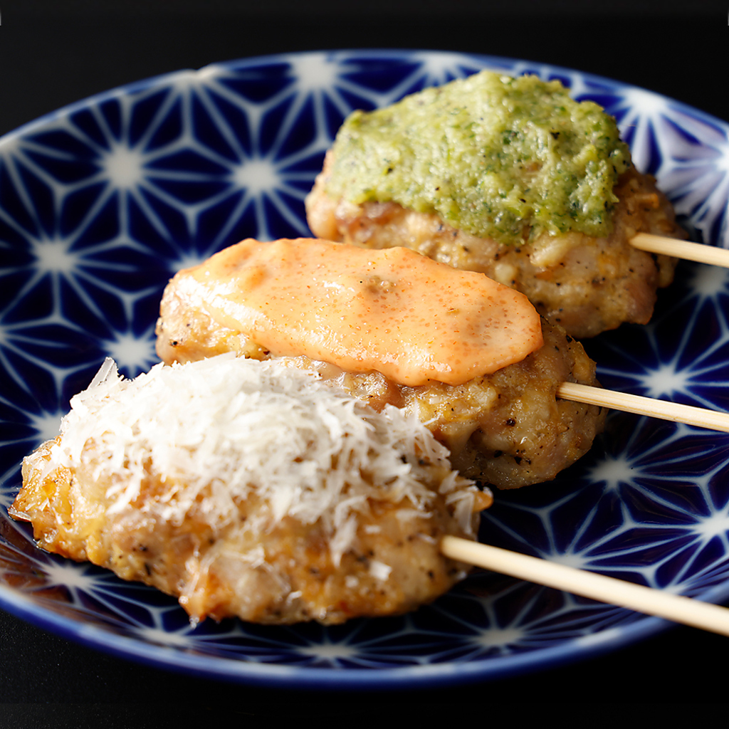 人気のつくねを食べ比べ！タレ・チーズ・おろしポン酢など、3種の味が一度に楽しめる盛り合わせ！