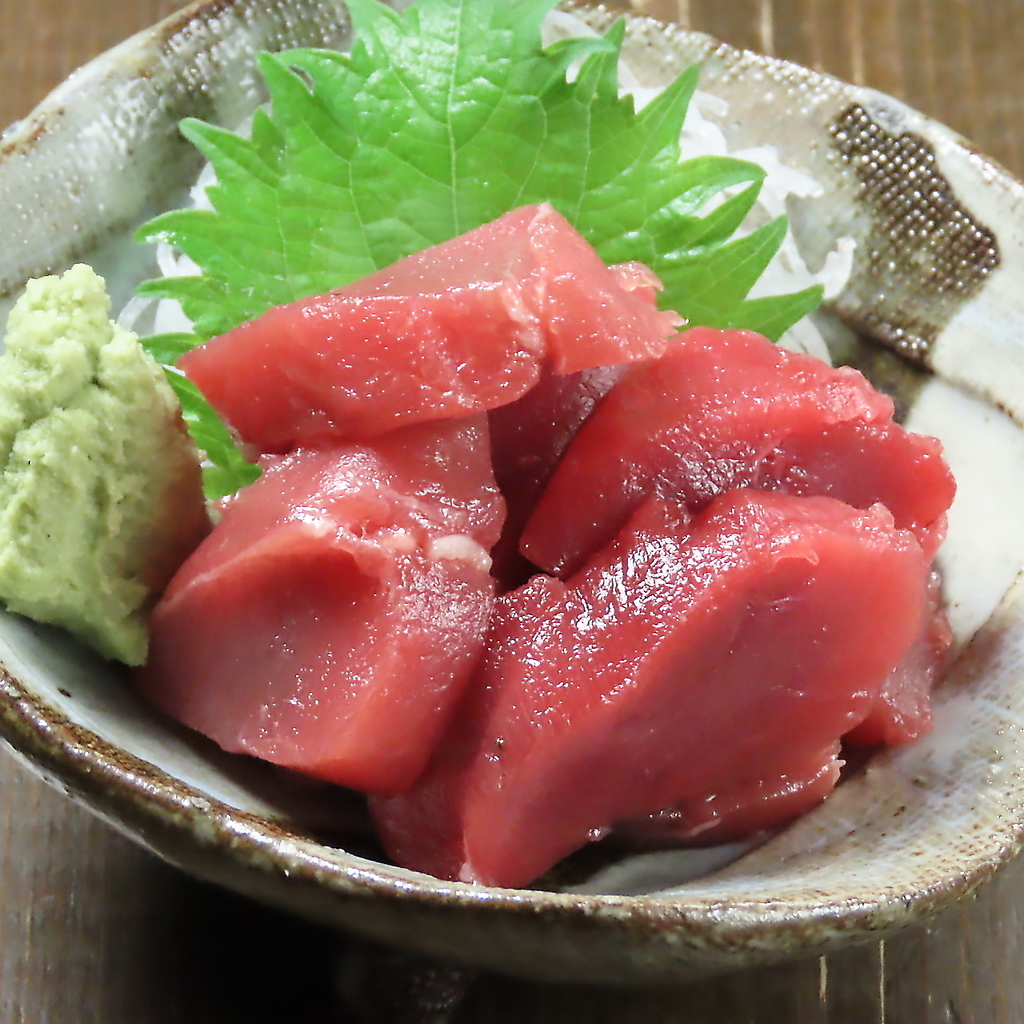 マグロ中落ちは、脂と赤身の旨みが同時に楽しめる贅沢な部位。豊かな風味と食感で満足度の高い逸品♪