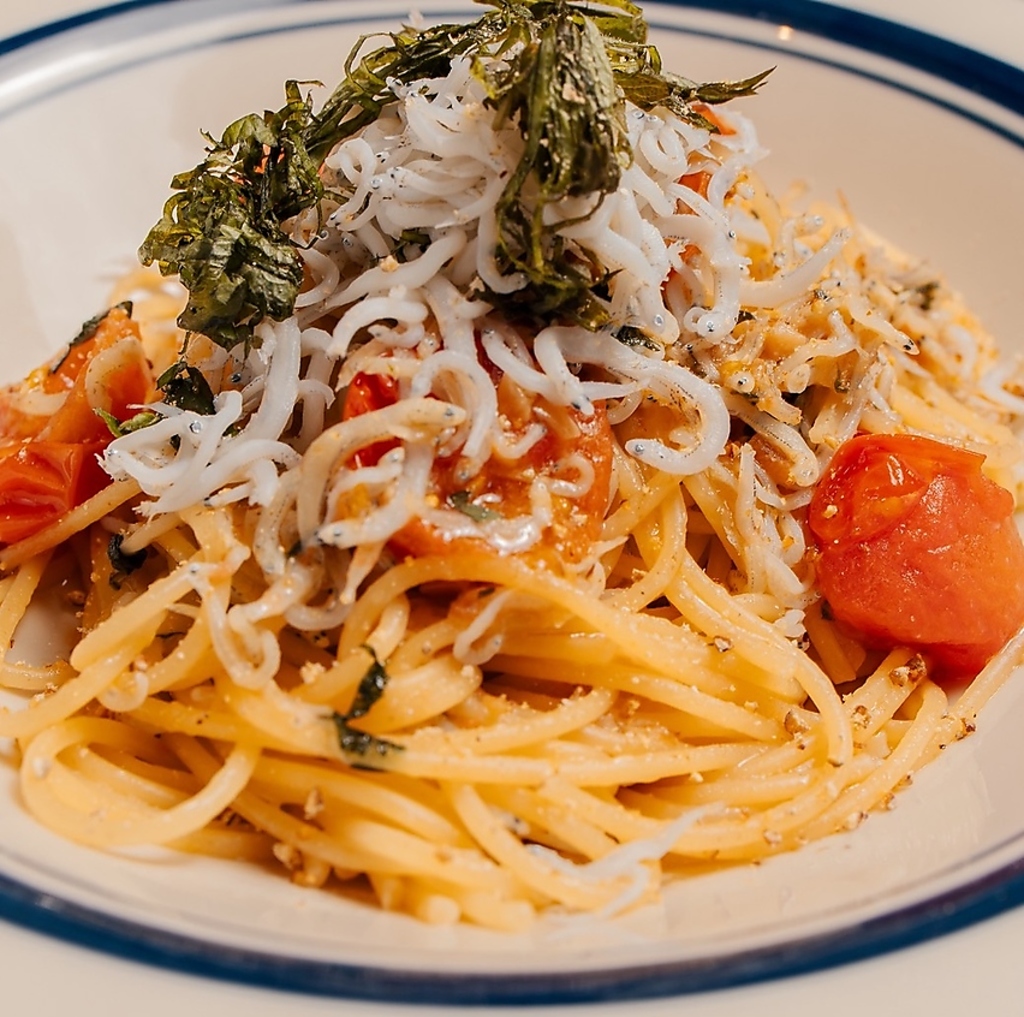 たっぷりのしらすをのせた風味豊かなパスタ。素材の塩気とトマトの酸味が絶妙に調和した一品。